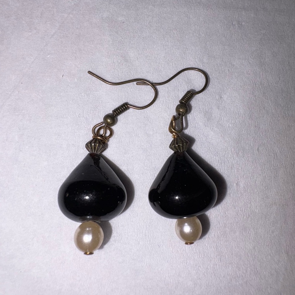Vintage Elegant Black and Pearl Drop Earrings